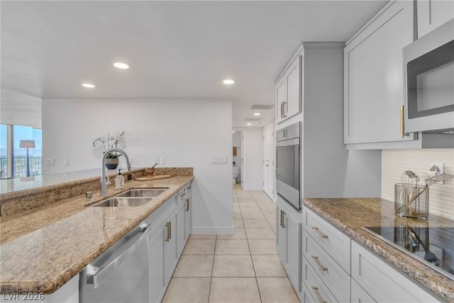 3111 Bel Air Drive 18B, Las Vegas, NV 89109
