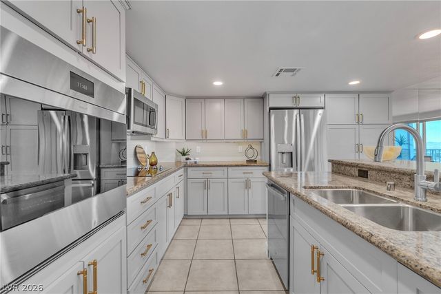 3111 Bel Air Drive 18B, Las Vegas, NV 89109