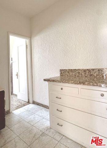 121 N Swall Drive 4, Beverly Hills, CA 90211
