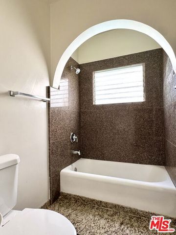 121 N Swall Drive 4, Beverly Hills, CA 90211