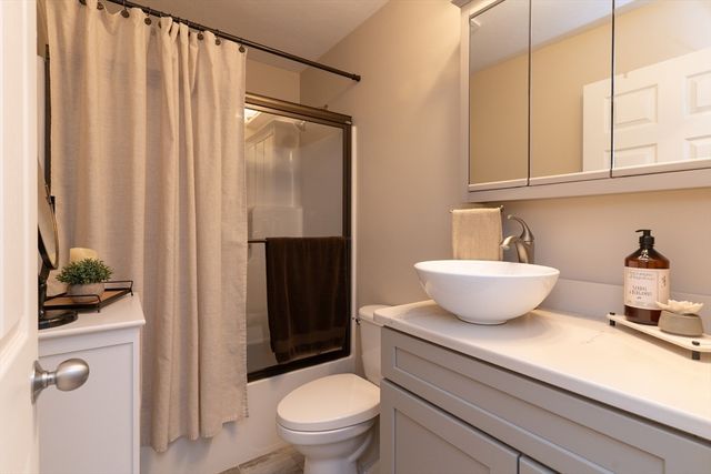 1 Leno Rd, Holland, MA 01521