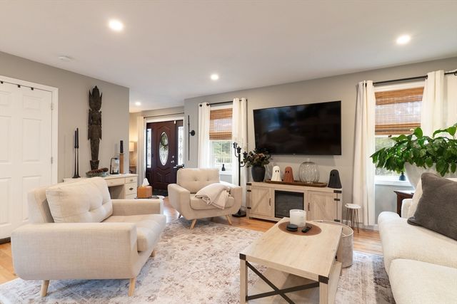 1 Leno Rd, Holland, MA 01521