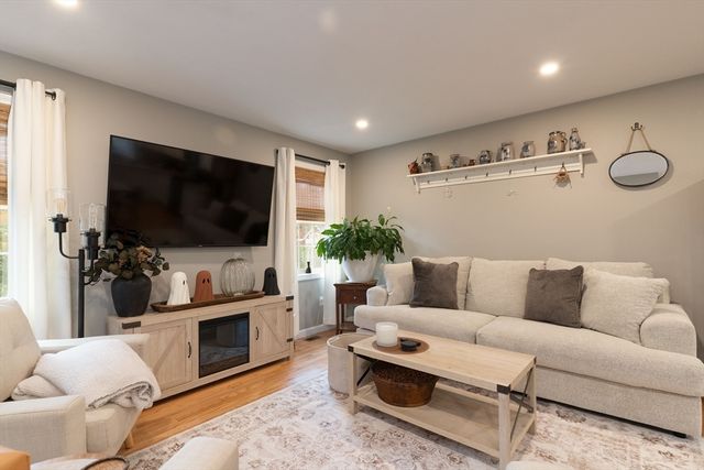 1 Leno Rd, Holland, MA 01521