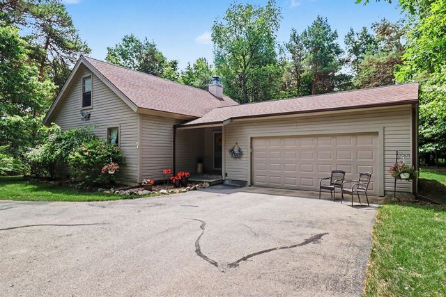 10035 Hawthorne Lane, Canadian Lakes, MI 49346