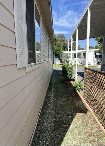 17 Serra Way, San Fernando, CA 91345