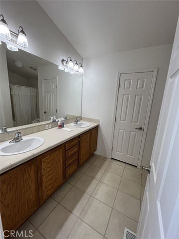 17 Serra Way, San Fernando, CA 91345