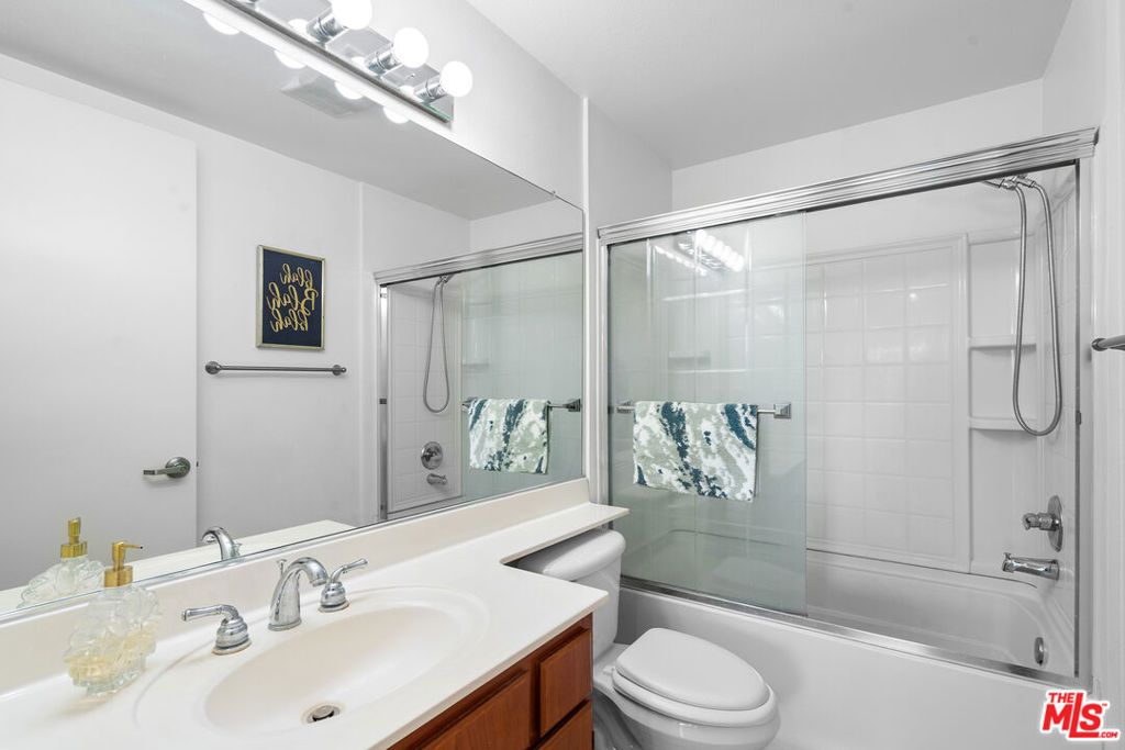 Image 21 of property listing at 625 S Berendo Street 609, Los Angeles, CA 90005