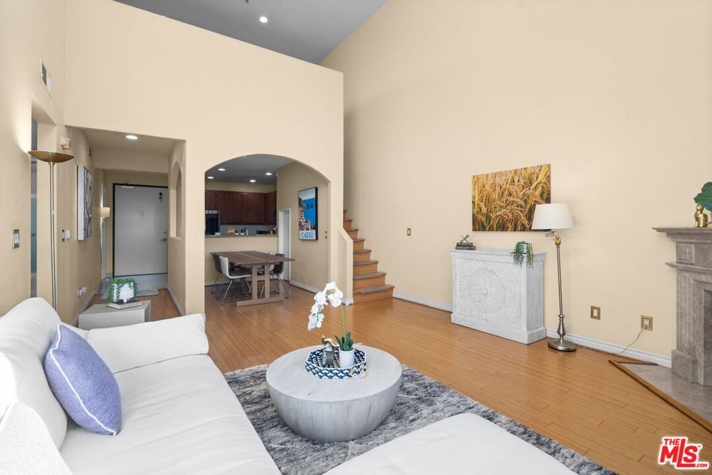 Image 3 of property listing at 625 S Berendo Street 609, Los Angeles, CA 90005