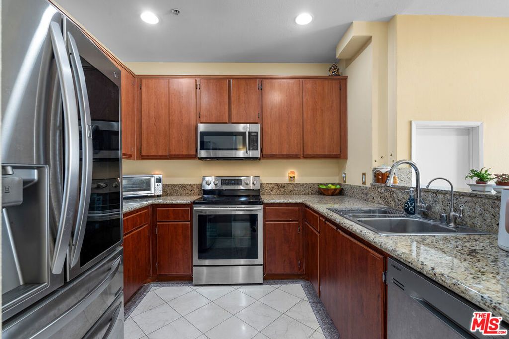 Image 7 of property listing at 625 S Berendo Street 609, Los Angeles, CA 90005