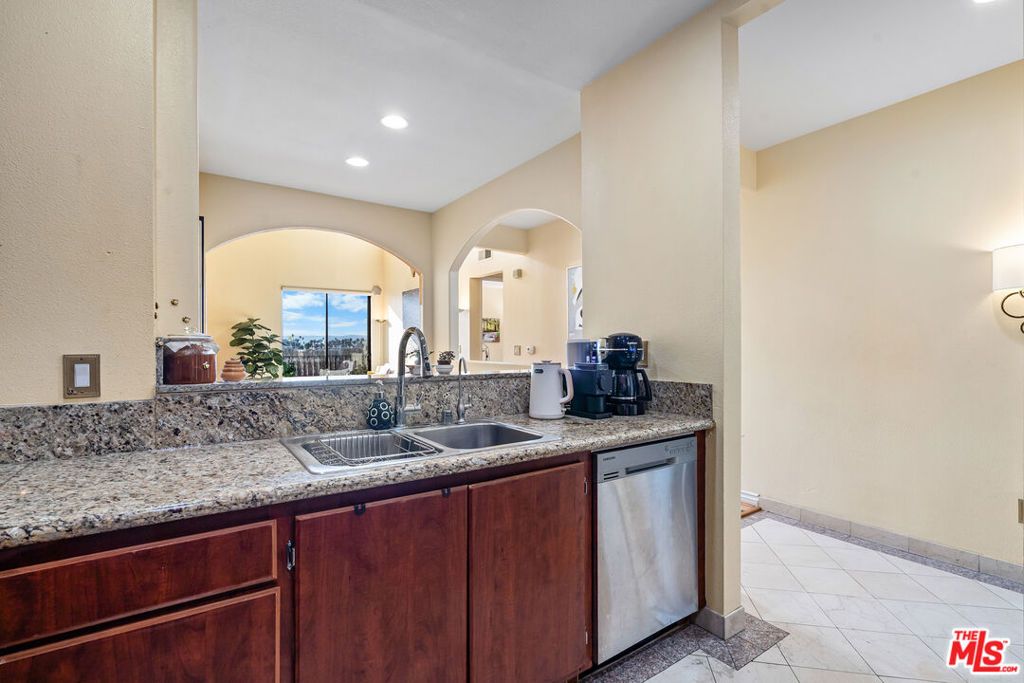 Image 9 of property listing at 625 S Berendo Street 609, Los Angeles, CA 90005