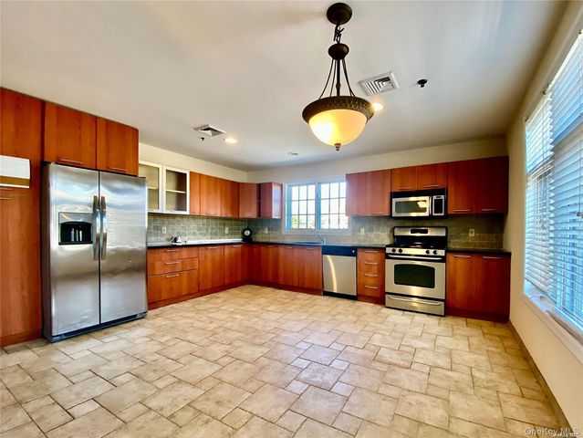 259 Glen Cove Avenue 255, Sea Cliff, NY 11579