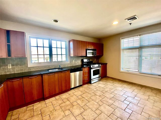 259 Glen Cove Avenue 255, Sea Cliff, NY 11579
