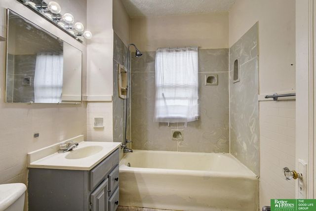 1911 S 50 Street, Omaha, NE 68106