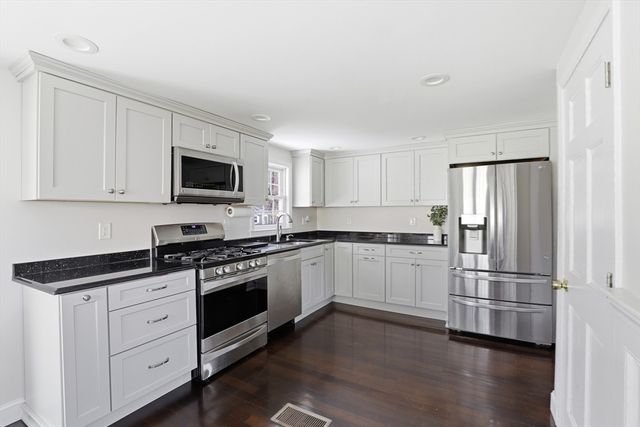 38 Stonewood Lane, Braintree, MA 02184