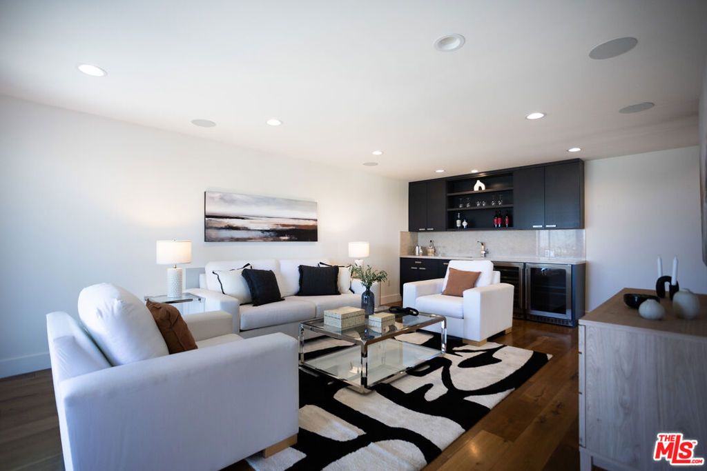 Image 11 of property listing at 2728 Angelo Drive, Los Angeles, CA 90077