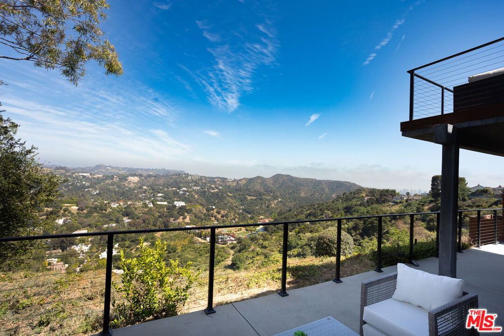 Image 13 of property listing at 2728 Angelo Drive, Los Angeles, CA 90077