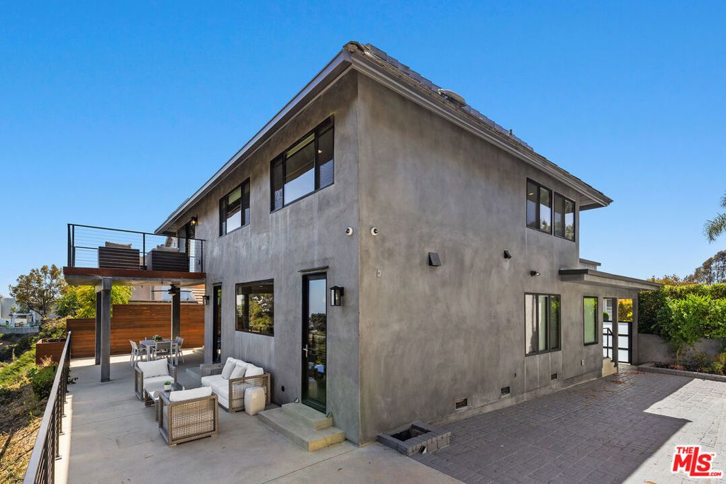 Image 14 of property listing at 2728 Angelo Drive, Los Angeles, CA 90077
