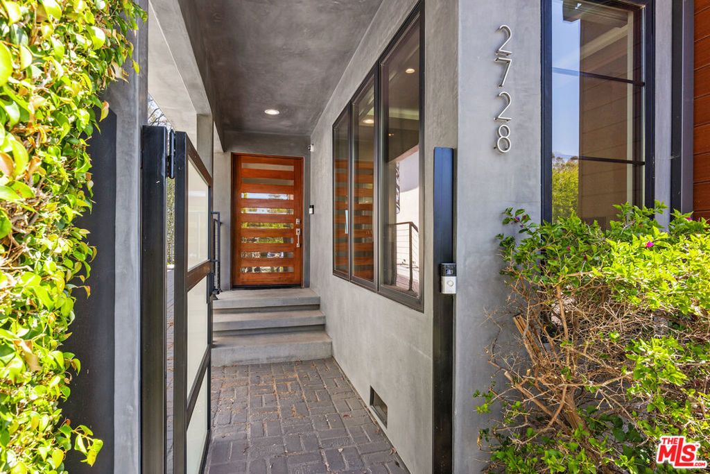 Image 2 of property listing at 2728 Angelo Drive, Los Angeles, CA 90077
