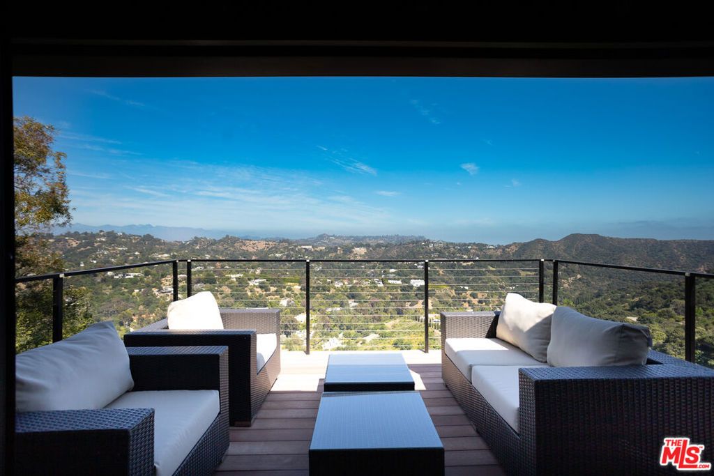 Image 20 of property listing at 2728 Angelo Drive, Los Angeles, CA 90077