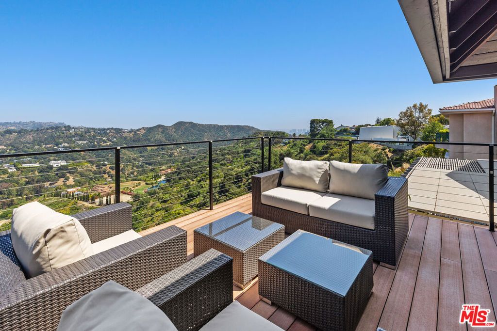 Image 21 of property listing at 2728 Angelo Drive, Los Angeles, CA 90077
