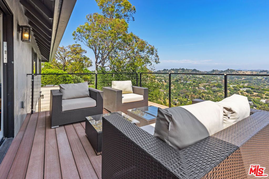 Image 22 of property listing at 2728 Angelo Drive, Los Angeles, CA 90077