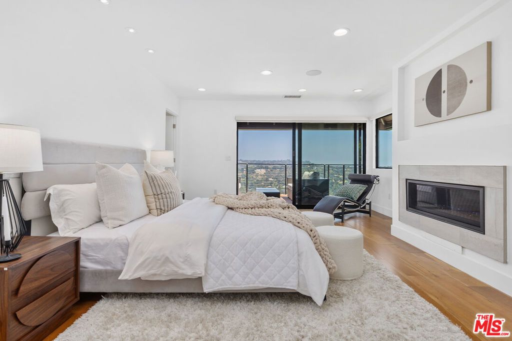 Image 23 of property listing at 2728 Angelo Drive, Los Angeles, CA 90077