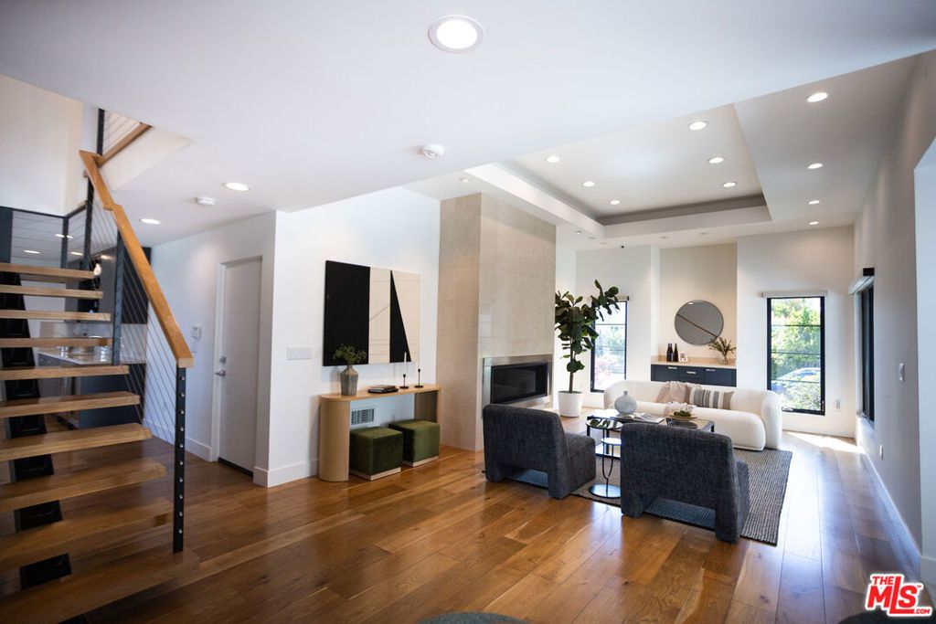 Image 3 of property listing at 2728 Angelo Drive, Los Angeles, CA 90077
