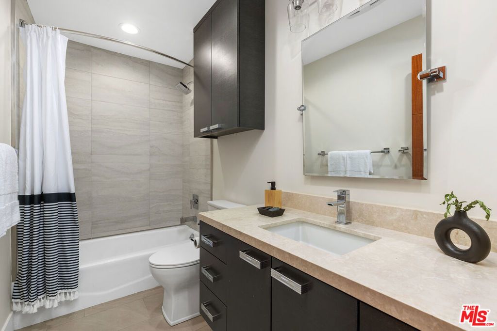 Image 31 of property listing at 2728 Angelo Drive, Los Angeles, CA 90077