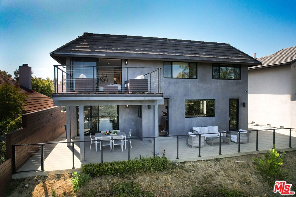 Image 32 of property listing at 2728 Angelo Drive, Los Angeles, CA 90077