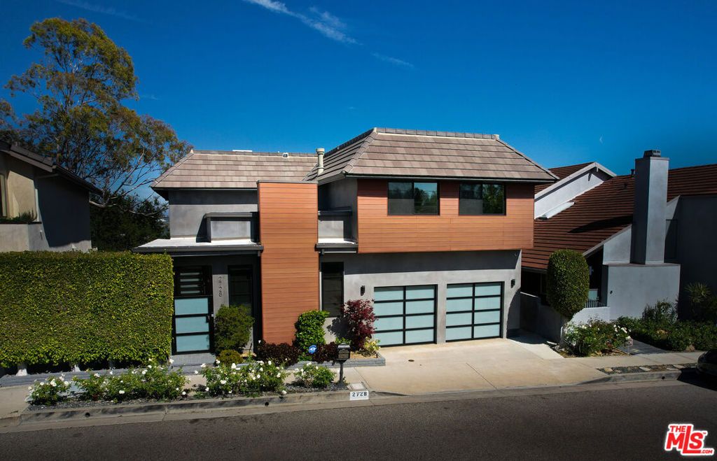 Image 33 of property listing at 2728 Angelo Drive, Los Angeles, CA 90077