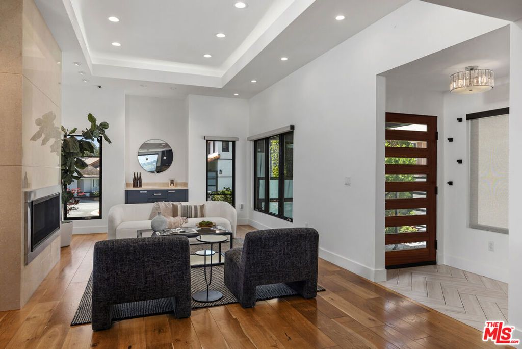 Image 4 of property listing at 2728 Angelo Drive, Los Angeles, CA 90077