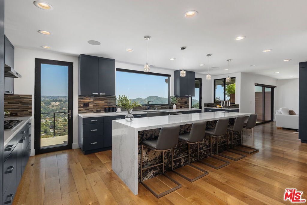 Image 5 of property listing at 2728 Angelo Drive, Los Angeles, CA 90077