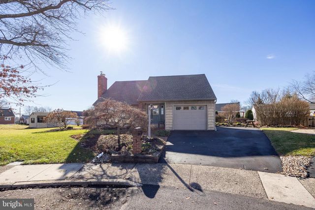 3 CAROUSEL DR, Telford, PA 18969