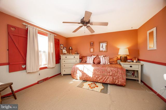 3 CAROUSEL DR, Telford, PA 18969