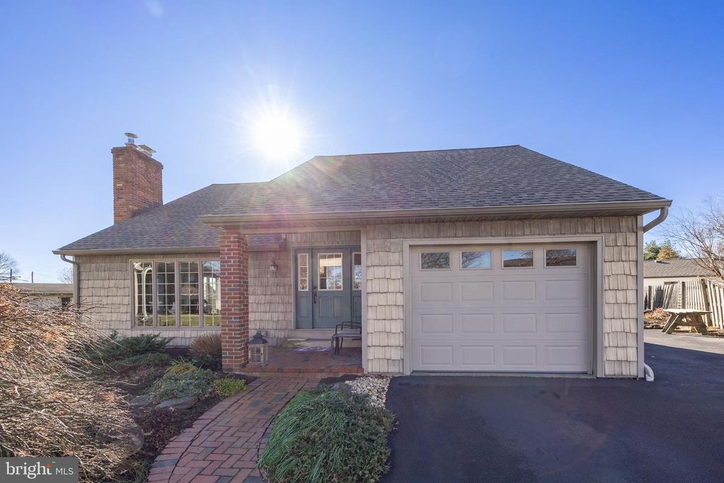 3 CAROUSEL DR, Telford, PA 18969