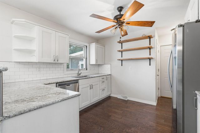 2724 Barton Avenue, Waterloo, IA 50702