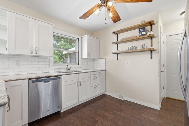 2724 Barton Avenue, Waterloo, IA 50702