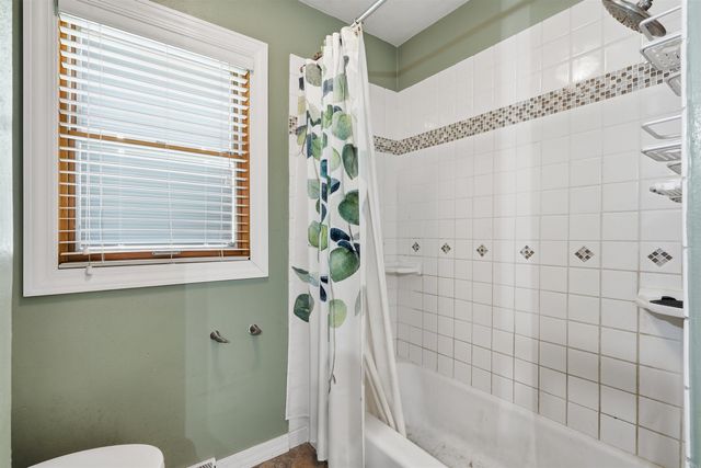 2724 Barton Avenue, Waterloo, IA 50702