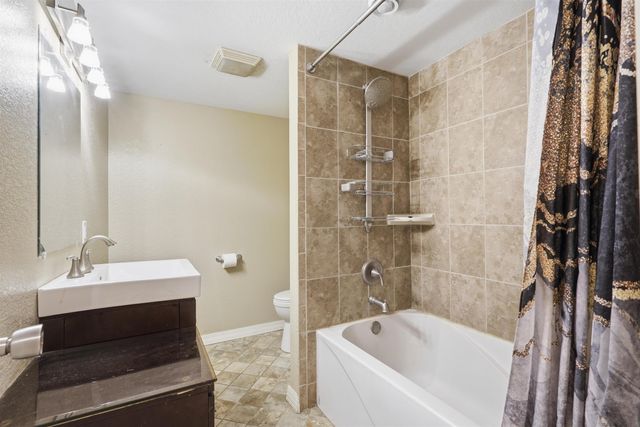 2724 Barton Avenue, Waterloo, IA 50702