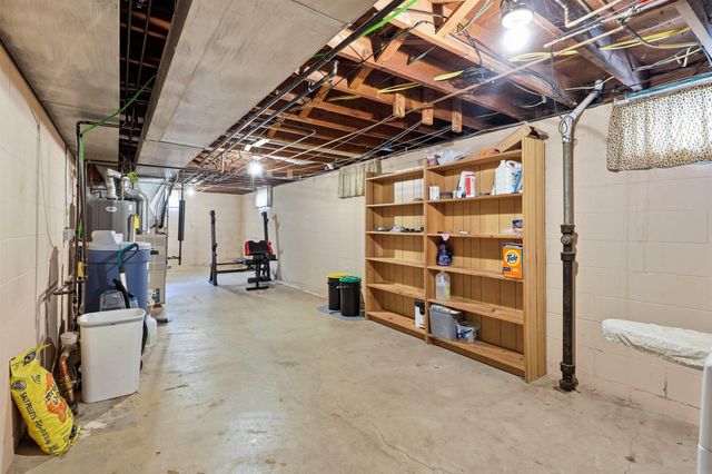 2724 Barton Avenue, Waterloo, IA 50702