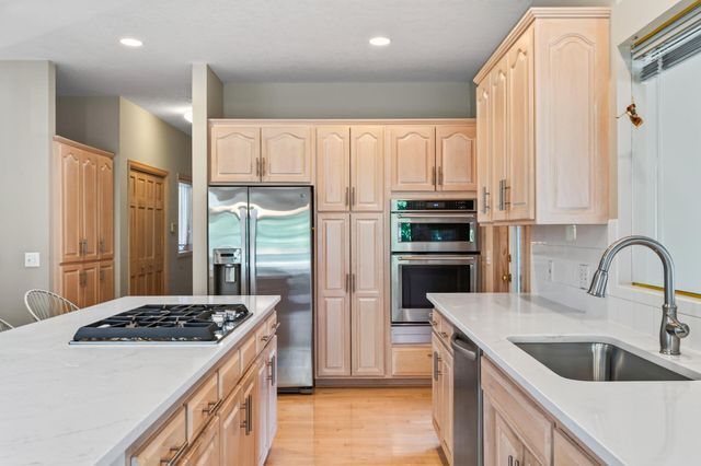 16215 37th Avenue N, Plymouth, MN 55446
