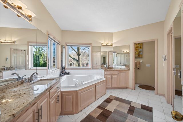 16215 37th Avenue N, Plymouth, MN 55446