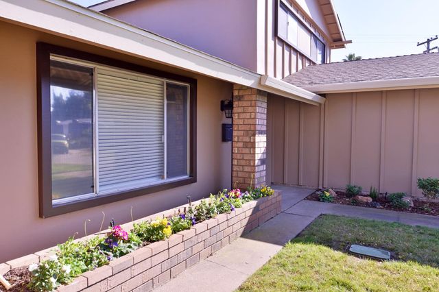 2345 Rogue River Dr, Sacramento, CA 95826