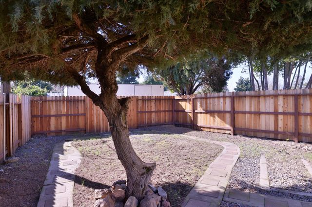 2345 Rogue River Dr, Sacramento, CA 95826