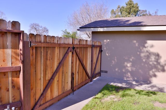 2345 Rogue River Dr, Sacramento, CA 95826