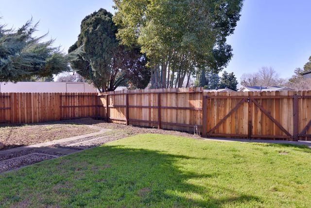 2345 Rogue River Dr, Sacramento, CA 95826