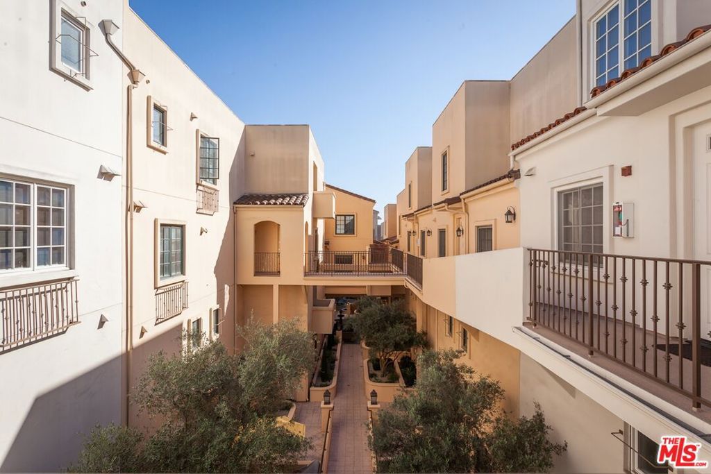 Image 17 of property listing at 851 N San Vicente Boulevard 308, West Hollywood, CA 90069