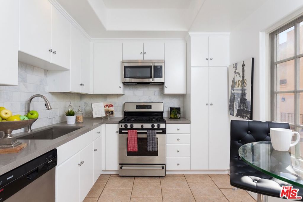Image 7 of property listing at 851 N San Vicente Boulevard 308, West Hollywood, CA 90069