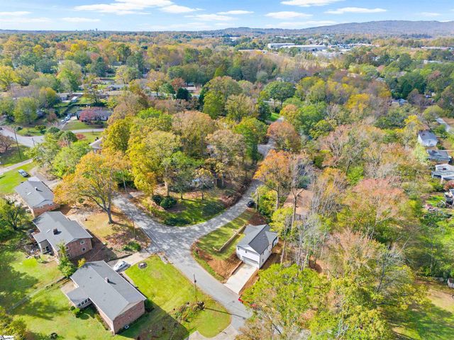 2 Hillbrook Road, Taylors, SC 29687