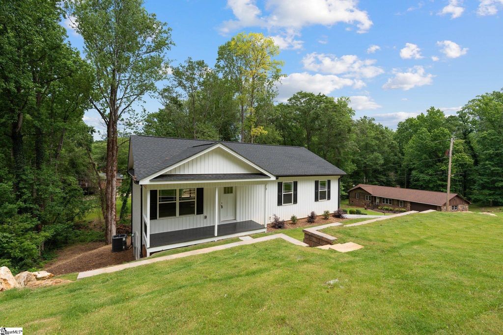 2 Hillbrook Road, Taylors, SC 29687